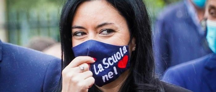 Parla la Azzolina: ecco le decisioni del governo sull’apertura delle scuole azzolina con mascherina