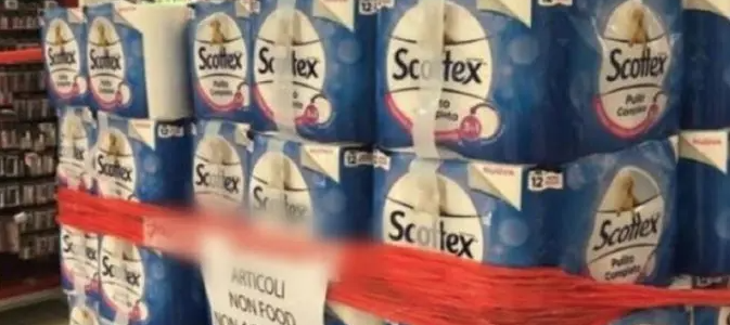 Un supermercato ha vietato la vendita di carta igienica
