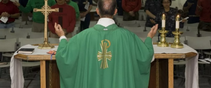 Sapete qual è lo stipendio dei preti e del Papa? Ve lo diciamo noi