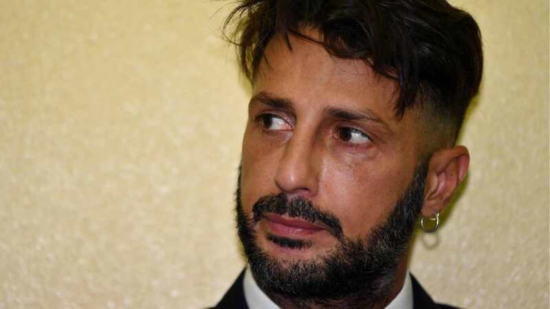 Fabrizio Corona torna in carcere. L'avvocato: «Non si regge in piedi, è in condizioni precarie»