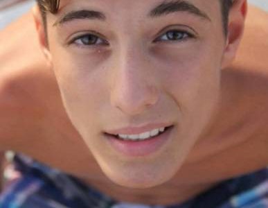 Questo non lo riconoscerete mai! Ecco chi è il ragazzo della foto