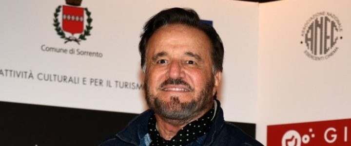 Christian De Sica sconvolto da un terribile episodio