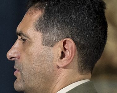 Nuovo stop ai vaccini: questa volta il motivo sembra assurdo