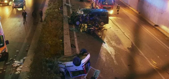 Incidente tra auto, furgone e moto: perdono la vita due ventenni