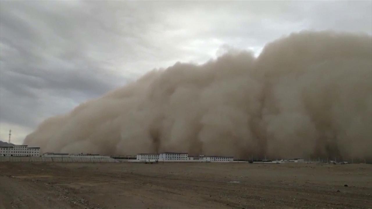 Cina, tempesta di sabbia sommerge la città: la scena è apocalittica - la Repubblica
