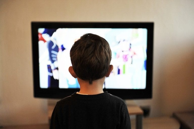 Bonus rottamazione tv, fino a 100 euro senza limite Isee: come funziona e come ottenerlo