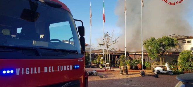 Incendio devastante nel centro Italia: vigili del fuoco in azione per domare le fiamme.