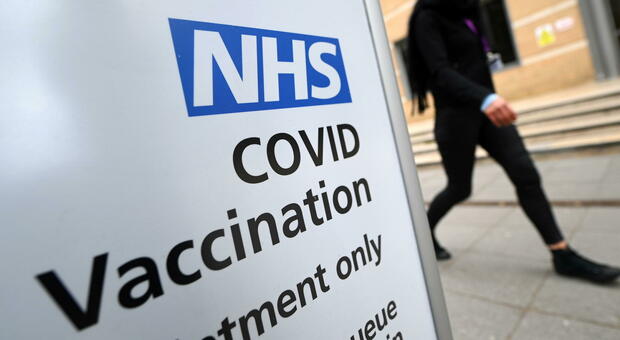 Vaccini, Gran Bretagna oltre quota 42 milioni: oggi 2.206 casi (su 988.311 test) e 35 i morti. Nel mondo oltre tre milioni di vittime