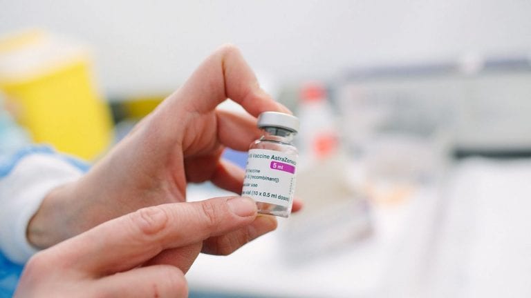 Coronavirus, morta 49enne vaccinata con la prima dose Astrazeneca: caso segnalato all’Aifa. Ecco cosa è successo