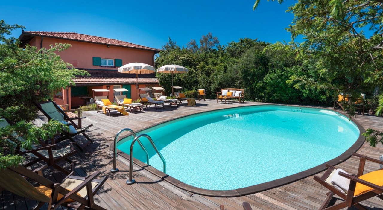 Beppe Grillo, in affitto la villa al mare a Marina di Bibbona: costa quasi 13mila euro a settimana - Il Mattino.it